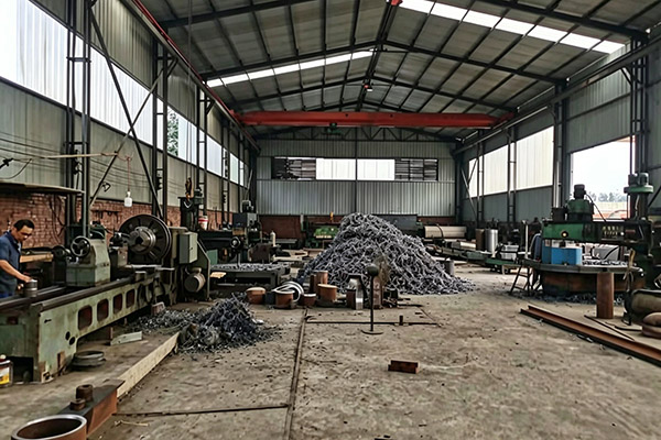 河北景泷机加工车间：有机肥设备精细加工现场